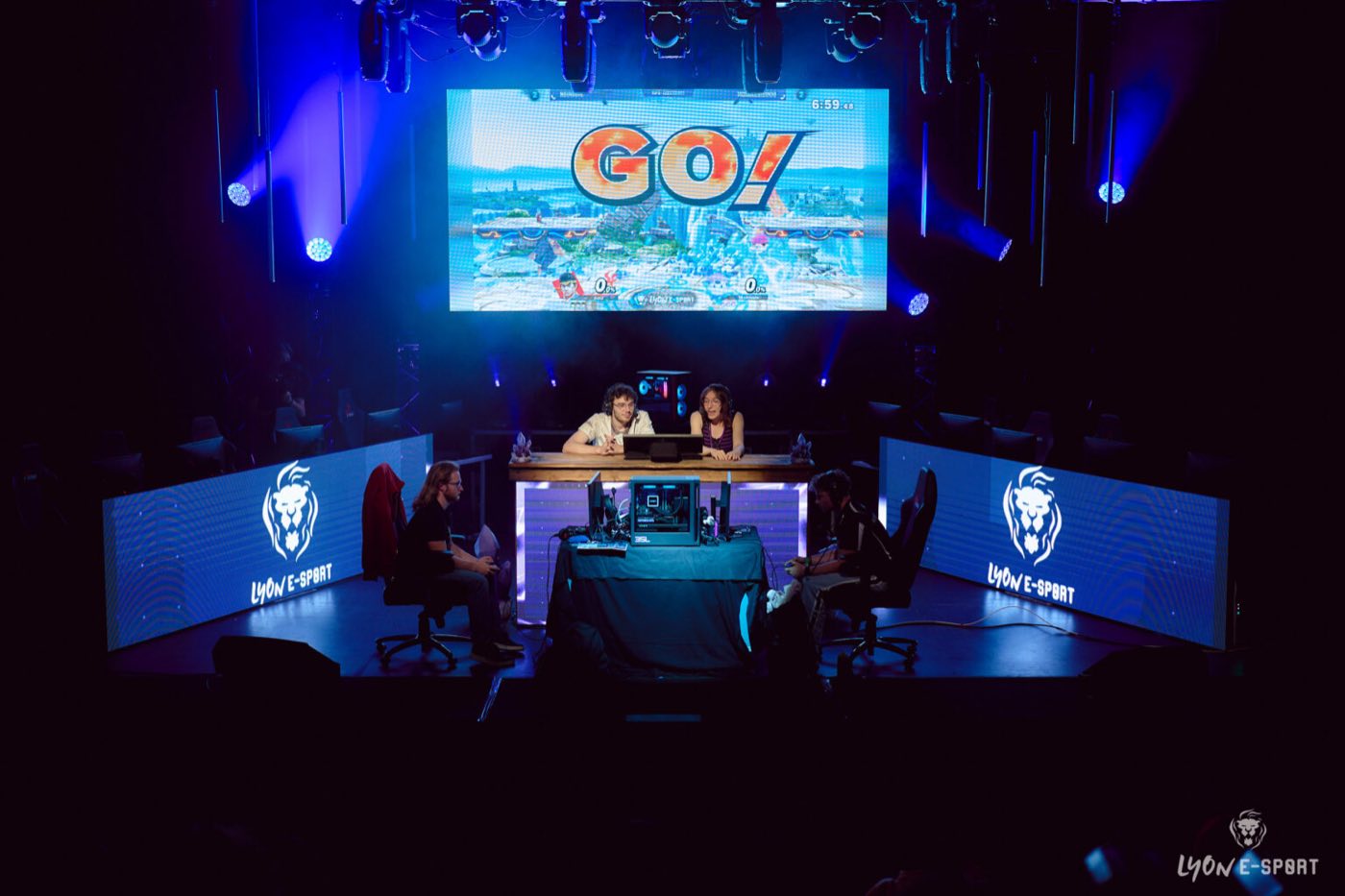 Postes de jeu alignés pendant un tournoi Lyon e-Sport