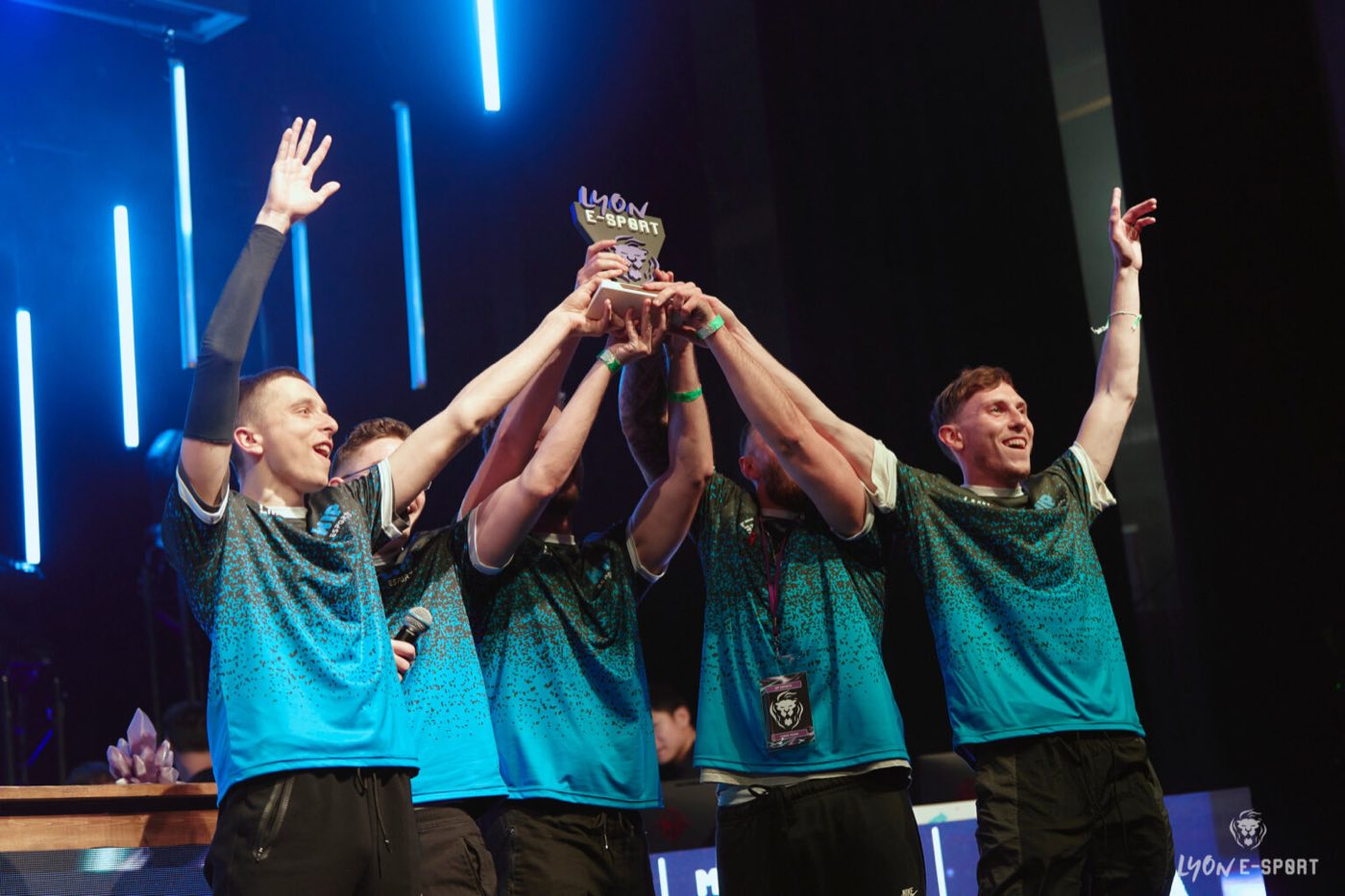 Remise du trophée sur la scène de Lyon e-Sport 2025