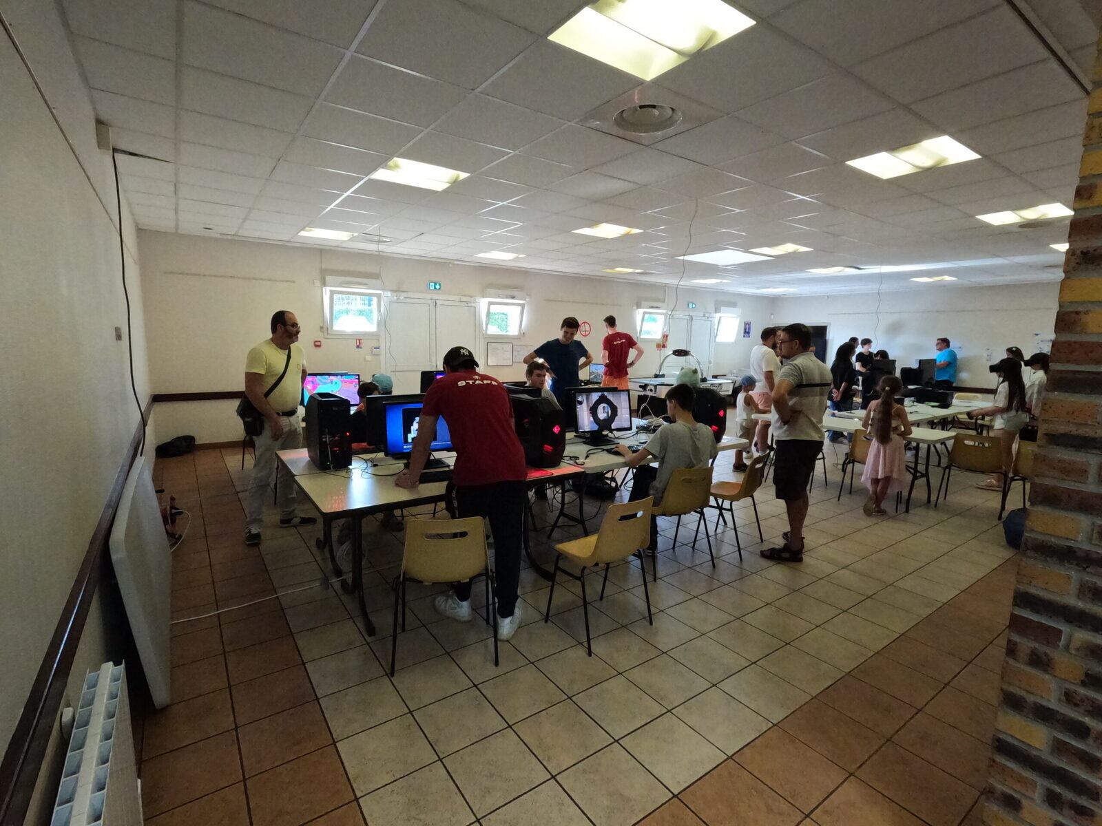 Des joueurs sur les postes Lyon e-Sport au Freneuse Gaming Show 2023