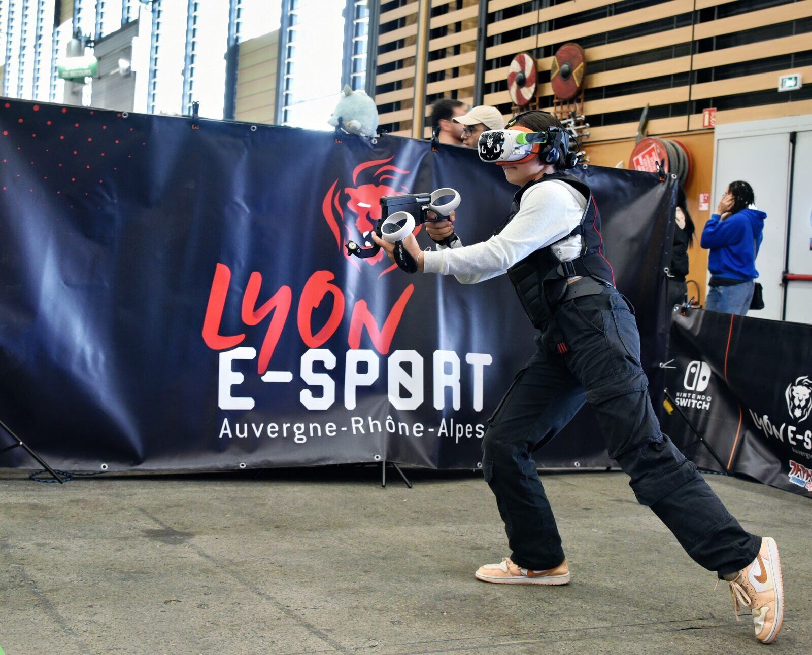 Un visiteur joue en réalité virtuelle sur un stand Lyon e-Sport